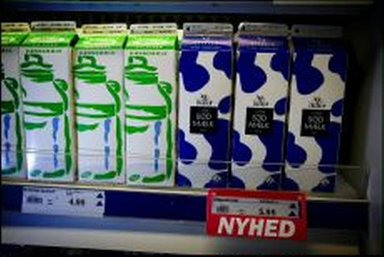 Tysk Engholm-mælk på hylden ved siden af Arla i en dansk køledisk. - Foto: Lars Skaaning 
