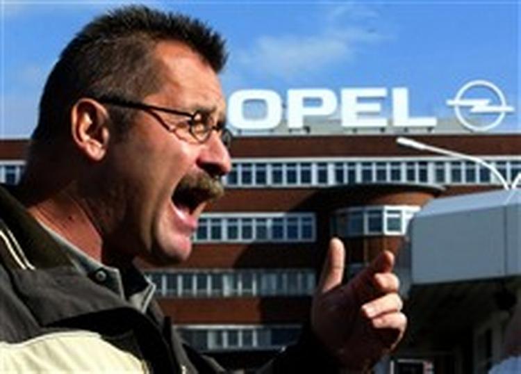 Talsmanden for de ansatte hos Opel, Aribert Günther, taler med journalister uden for fabrikken i Bochum, efter at ledelsen annoncerede, at der skal fyres 12.000 ansatte i Europa.   Foto: Frank Augstein/AP 