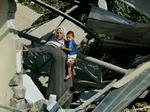 En palæstinensisk kvinde står mellem resterne af et hus, som blev ødelagt af israelske styrker i Beit Lahiya. - Foto: AP 