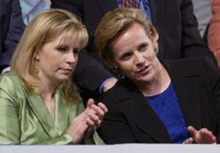 Mary Cheney (th.) blev draget ind i torsdagens debat mellem John Kerry og George W. Bush, da Kerry ville forklare, at homoseksuelle ikke selv valgte deres seksualitet. - Foto: AP 