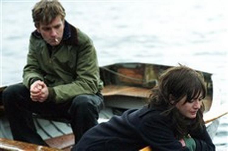 Joe leveres med fornemt tavst spil af Ewan McGregor. Her iagttager han sin fars kone, glimrende fremstillet af Tilda, med hvem Joe indleder et forhold. - Foto: Camera Film 