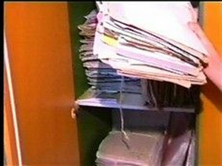 Politiken og TV-avisen har som de første danske medier fået adgang til det omfattende spionarkiv fra Saddam Husseins irakiske efterretningstjeneste. De fortrolige papirer er i dag skjult i en regeringsbygning i Bagdad.   Foto: Danmarks Radio 