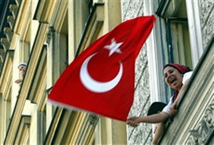 Der er omkring to mio. tyrkere i Tyskland. Kritikere af en underskriftsindsamling siger, at den kun vil gavne de fremmedfjendske partier og skade forholdet mellem tyskere og tyrker.   Foto: Markus Schreiber/AP 