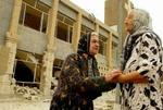 To irakiske kvinder uden for den sønderbombede St.Thomas kirke i det vestlige Bagdad. - Foto: AP 