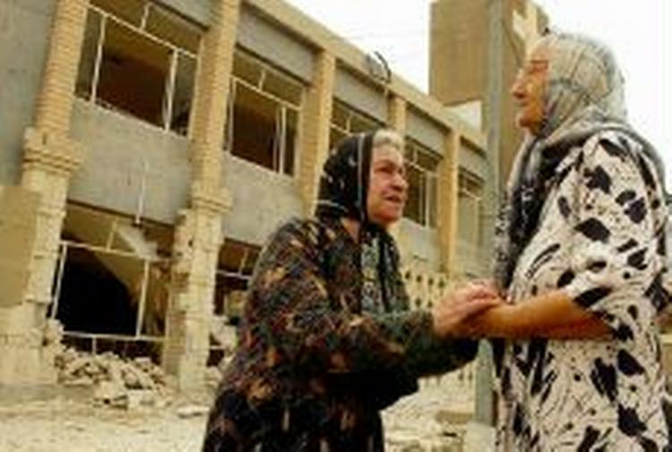 To irakiske kvinder uden for den sønderbombede St.Thomas kirke i det vestlige Bagdad. - Foto: AP 