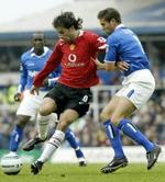 Nistelrooy - her i kamp med Birminghams Matthew Upson - havde chancen for at skaffe United alle tre point. - Foto: AP 