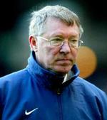 En vred Sir Alex Ferguson varmer op til braget mod Arsenal. - Arkivfoto: AP 