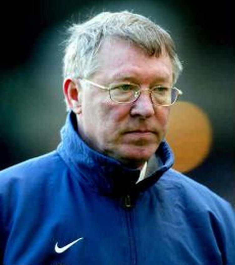 En vred Sir Alex Ferguson varmer op til braget mod Arsenal. - Arkivfoto: AP 