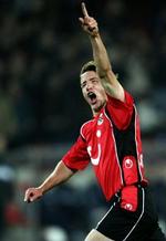 Daniel Stendel fejrer sin scoring for Hannover mod Wolfsburg. - Foto: AP 