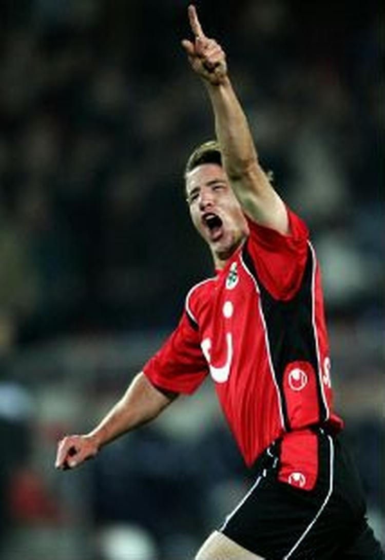 Daniel Stendel fejrer sin scoring for Hannover mod Wolfsburg. - Foto: AP 