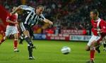 Alan Shearer trykker af mod Charlton. Holdene delte med 1-1. - Foto: AP 