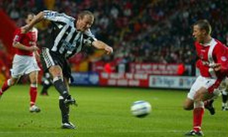 Alan Shearer trykker af mod Charlton. Holdene delte med 1-1. - Foto: AP 