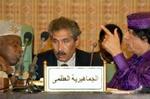 Libyens præsident Muammar Gaddafi (til højre) var blandt de regeringsledere på minitopmødet, der afviste FN's trussel om sanktioner. - Foto: AP 