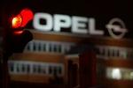 Det røde lys skal tages ekstra bogstaveligt i Bochum for tiden. 4.000 personer er i fare for at blive fyret fra byens Opel-fabrik. - Foto: AP 