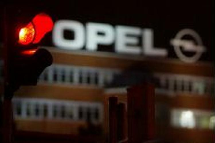 Det røde lys skal tages ekstra bogstaveligt i Bochum for tiden. 4.000 personer er i fare for at blive fyret fra byens Opel-fabrik. - Foto: AP 