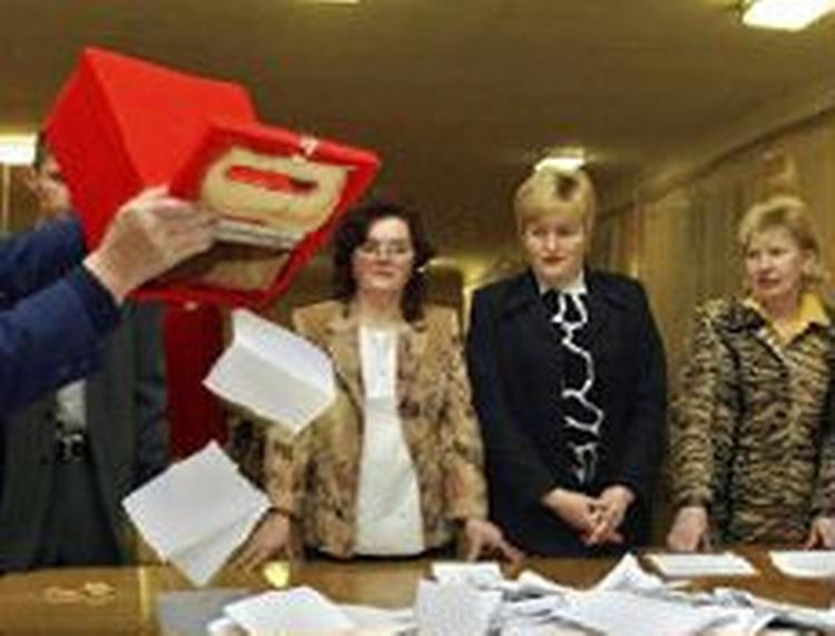 Stemmeoptælling i hovedstaden Minsk. - Foto: AP 