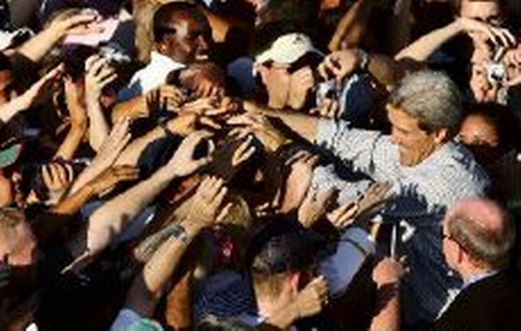 John Kerry møder sine tilhængere i Florida, som har begge kandidaters fokus i øjeblikket. - Foto: AP 