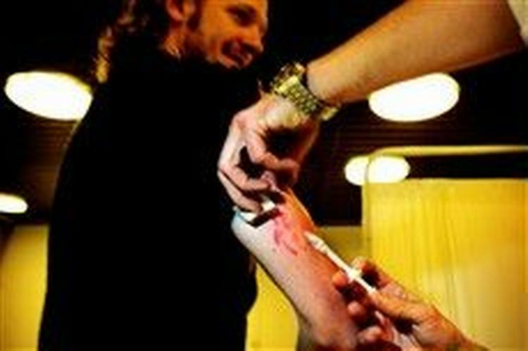 Politiken er en af de arbejdspladser, der tilbyder sine ansatte gratis influenzavaccination. Her er det Michael Høsted, 24, fra avisens abonnementsservice, der lægger arm til. - Foto: Martin Lehmann 