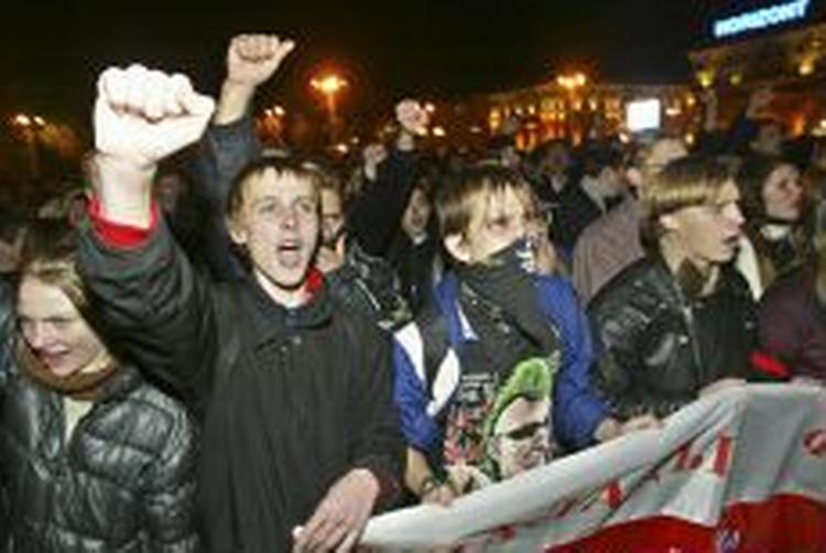 »Nej til en tredje periode« stod der på demonstranternes bannere, mens de råbte »Lukashenko tabte, Lukashenko tabte«. - Foto: AP 
