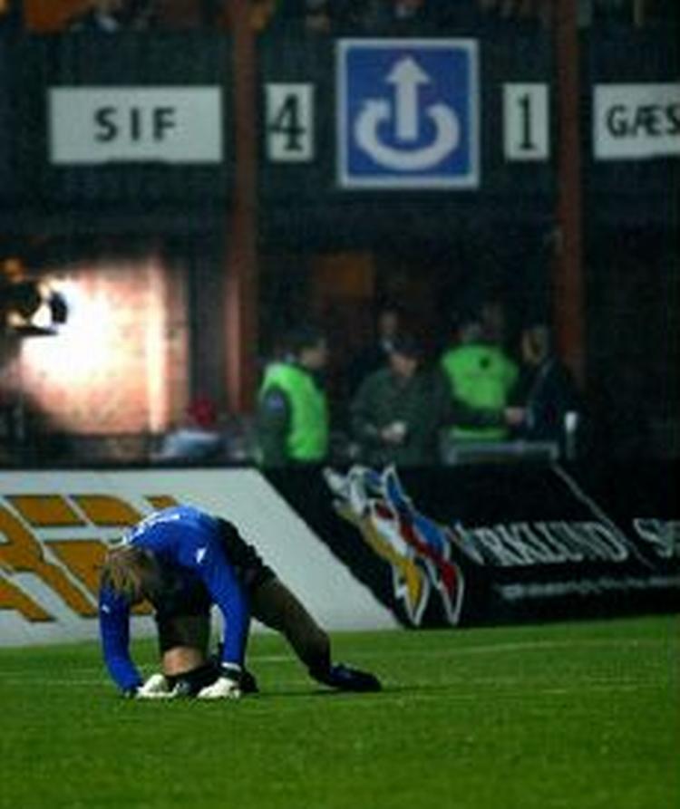 FCK har ofte døjet med problemer på målmandsposten. Her må svenske Magnu Kihlstedt endnu engang give fortabt i kampen mod Silkeborg. - Foto: Erik Kragh 