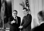 Esmanns biografi kaster blandt andet et kritisk lys på Henry Kissinger (tv.), der var udenrigsminister under Richard Nixon (th.). Nu trækkes biografien tilbage fordi, der er mistanke om, at passager er skrevet af fra en anden bog. - Foto: AP 