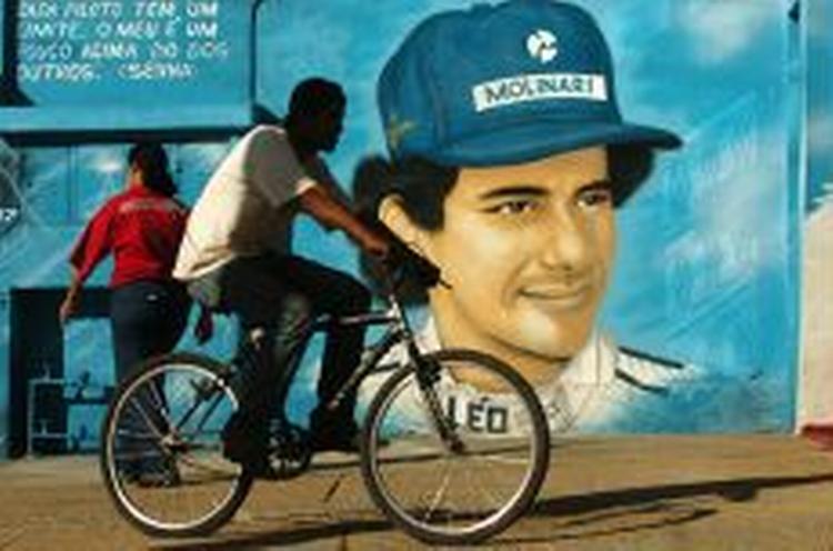 I Brasilien er Ayrton Senna fortsat en legende. Her er hans portræt malet på en væg i Sao Paulo. - Arkivfoto: AP 