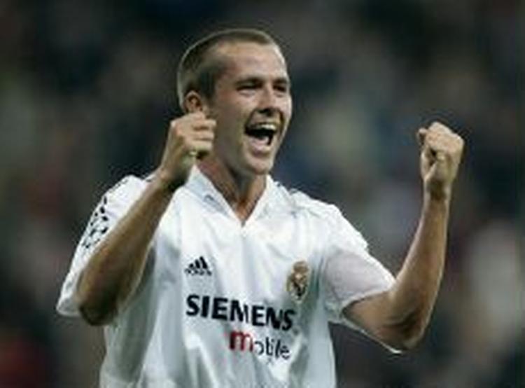 Michael Owen jubler over sit første mål for Real Madrid. - Foto: AP 