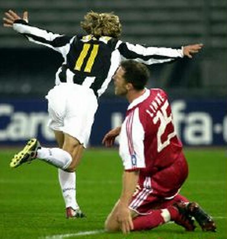 Nedved flyver afsted efter sin scoring til 1-0, mens Bayern Münchens Thomas Linke ærgrer sig. - Foto: AP 