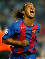 Barcelonas brasilianer Ronaldinho - måske på vej til smilets by. - Foto: AP 
