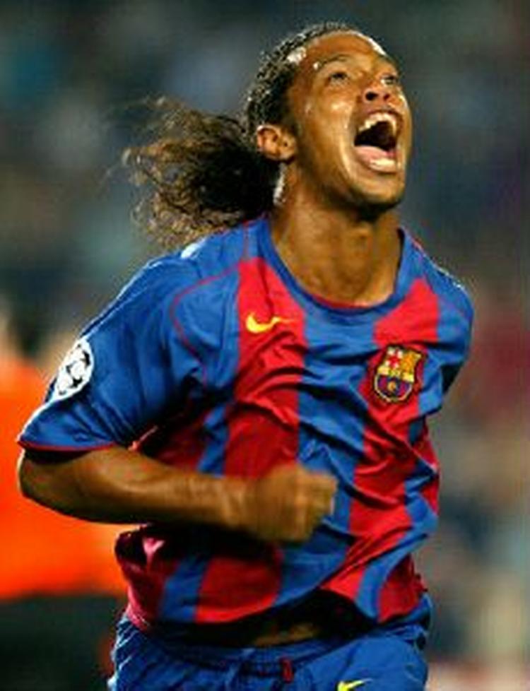 Barcelonas brasilianer Ronaldinho - måske på vej til smilets by. - Foto: AP 