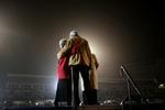 Demokraten John Kerry - her med sin familie efter en tale i Ohio - er genstand for et milliardspil. - Foto: AP 