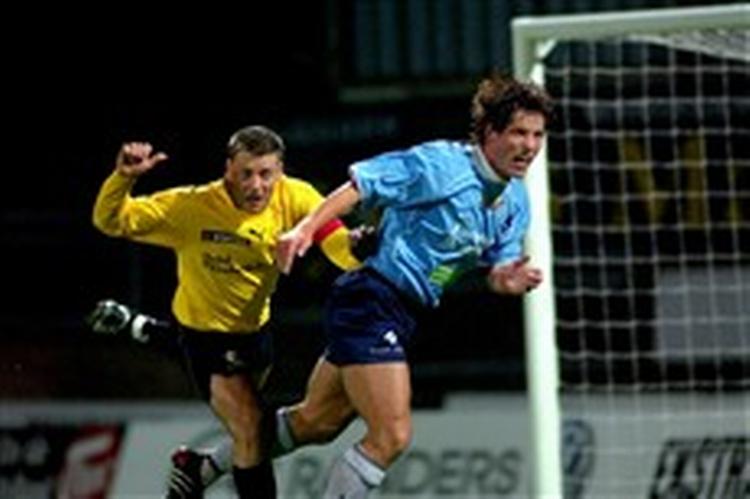 Esbjergs Jess Thorup (tv.) og John Jensen fra Randers gør sig umage, men det blev ikke til de store oplevelser for tilskuerne i Randers på en vindomsust aften, hvor den udsatte superligakamp endte uden vinder.   Foto: Rasmus Baaner 