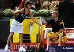 Andre Agassi beder en af model-boldpigerne om drikkevarer under tirsdagens kamp mod hviderusseren Max Mirnyi. Det fik han naturligvis, men amerikaneren mener ikke, at nyskabelsen er godt for sporten.   Foto: Alvaro Hernandez/AP 