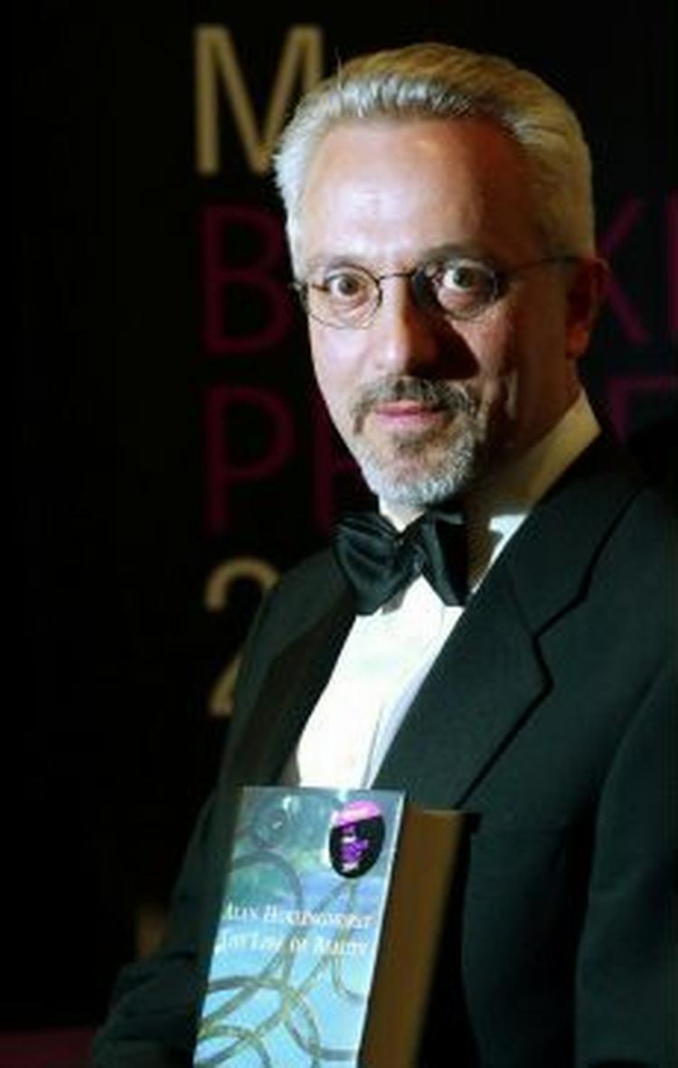 Forfatteren Alan Hollinghurst med sin roman 'The Line of Beauty', der skaffede ham Bookerprisen. Romanen vil blive oversat til dansk. - Foto: Alastair Grant/AP 