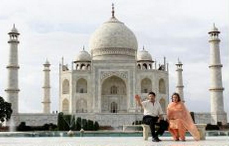 Taj Mahal er verdens mest fotograferede bygning. Mineraterne er de fire hjørnepiller. Foto: AP 
