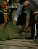 Fidel Castro er faldet efter en tale, men han kom op igen og talte videre. - Foto: AP 