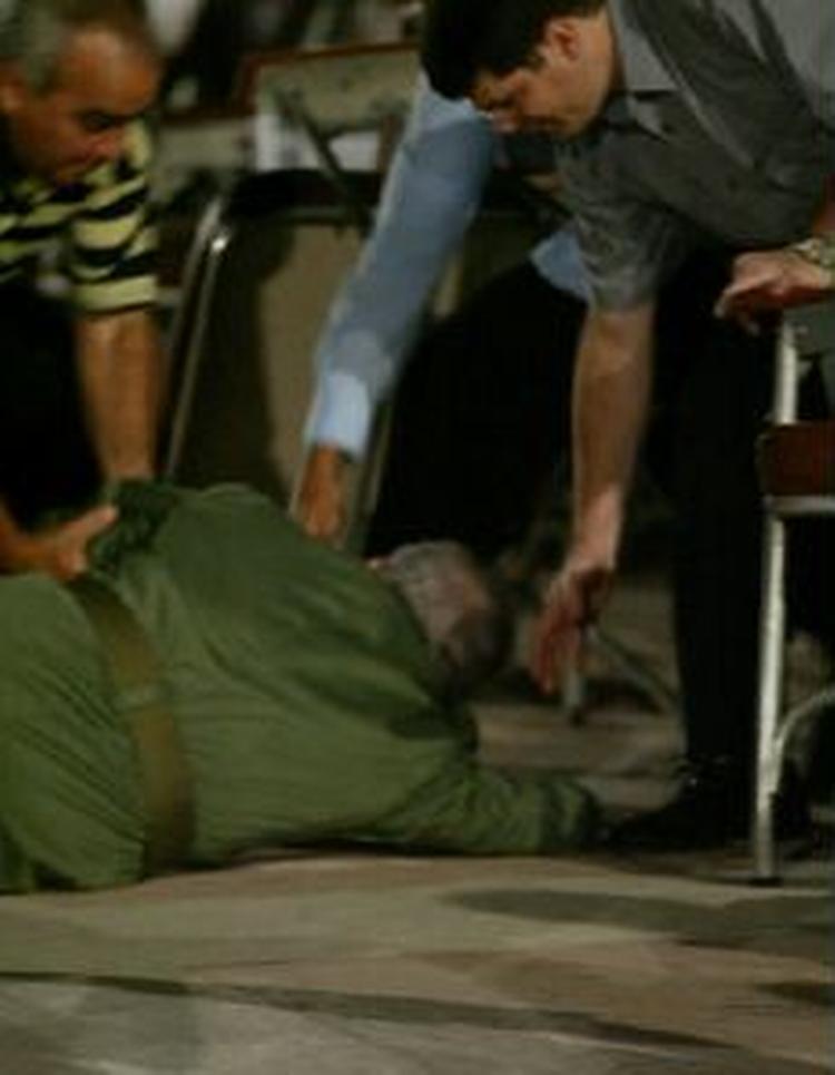 Fidel Castro er faldet efter en tale, men han kom op igen og talte videre. - Foto: AP 