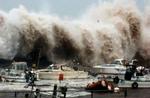 Vandmasser hamrer mod havneanlægget i byen Beppu i det sydvestlige Japan. Meteorologerne advarer om op til ni meter høje bølger i området. - Foto: AP 