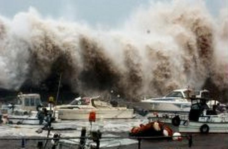Vandmasser hamrer mod havneanlægget i byen Beppu i det sydvestlige Japan. Meteorologerne advarer om op til ni meter høje bølger i området. - Foto: AP 