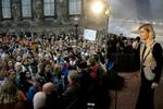 Undervisningsminister Ulla Tørnæs (V) skældte ud på de studerende, da de demonstrerede foran Christiansborg. - Foto: Peter Hove Olesen 