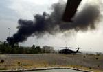Røg stiger til vejrs eftrer morterangrebet mod den irakiske premierminister i Mosul. - Foto: AP 