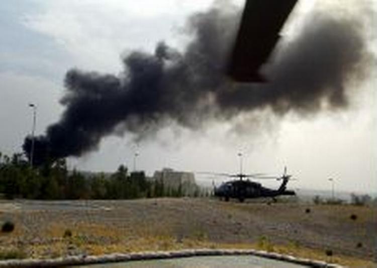 Røg stiger til vejrs eftrer morterangrebet mod den irakiske premierminister i Mosul. - Foto: AP 