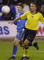 Andrei Arshavin fra St.Petersburg i kamp med Nicolaos Kostenoglou fra AEK Athen. - Foto: AP 