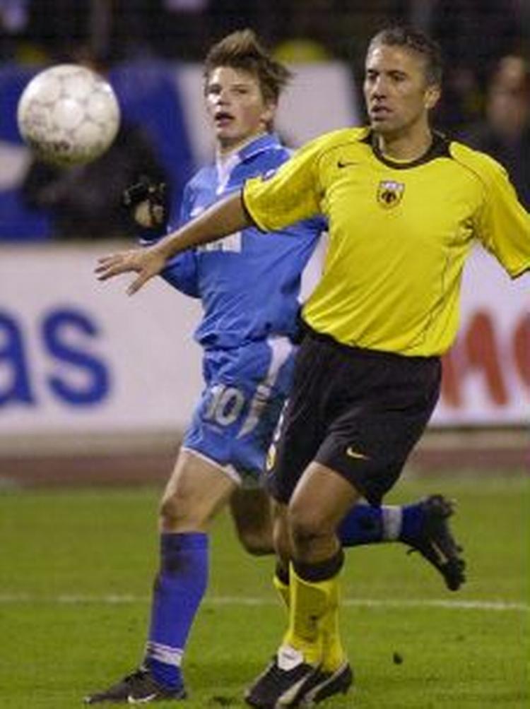 Andrei Arshavin fra St.Petersburg i kamp med Nicolaos Kostenoglou fra AEK Athen. - Foto: AP 