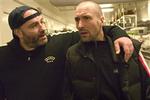 Kim Bodnia er inkasso-gorillaen Klaus, der sammen med sin småtbegavede partner Kaje - Allan Olsen - kradser uindfriet gæld ind for Holger, gangsteren fra folkedybet, spillet af Ole Ernst. - Foto: Per Arnesen 