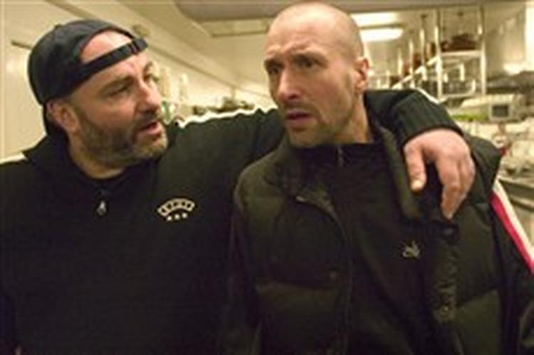 Kim Bodnia er inkasso-gorillaen Klaus, der sammen med sin småtbegavede partner Kaje - Allan Olsen - kradser uindfriet gæld ind for Holger, gangsteren fra folkedybet, spillet af Ole Ernst. - Foto: Per Arnesen 