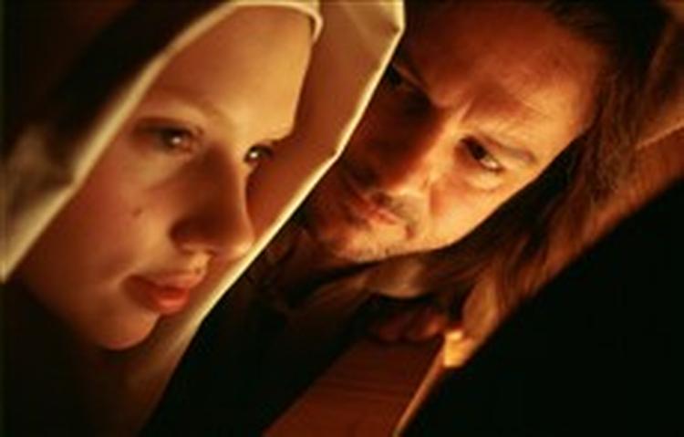 Den hollandske kunstner Johannes Vermeer skabte sit berømte 'Pige med perleørering'. Men hvem var pigen, og var han forelsket i modellen. De to spilles af Colin Firth og Scarlett Johansson. - Foto: SF-Fox Film 