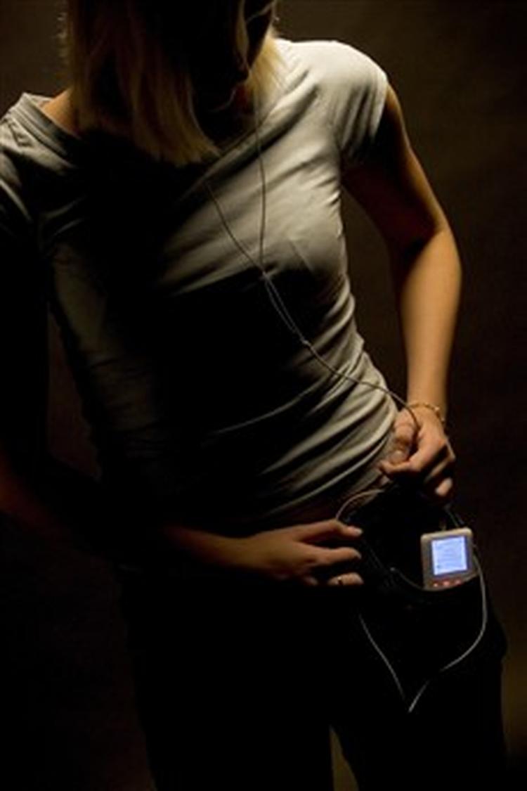 iPods blændende enkelhed har bestemt hjulpet den lille musikafspiller til kultstatus blandt unge. Og så er den lige til at putte i lommen.   Foto: Peter Hove Olesen 