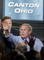 Bush er flink til at hilse på vælgerne i Ohio. Det samme er John Kerry, der har besøgt staten 20 gange indtil videre. - Foto: AP 
