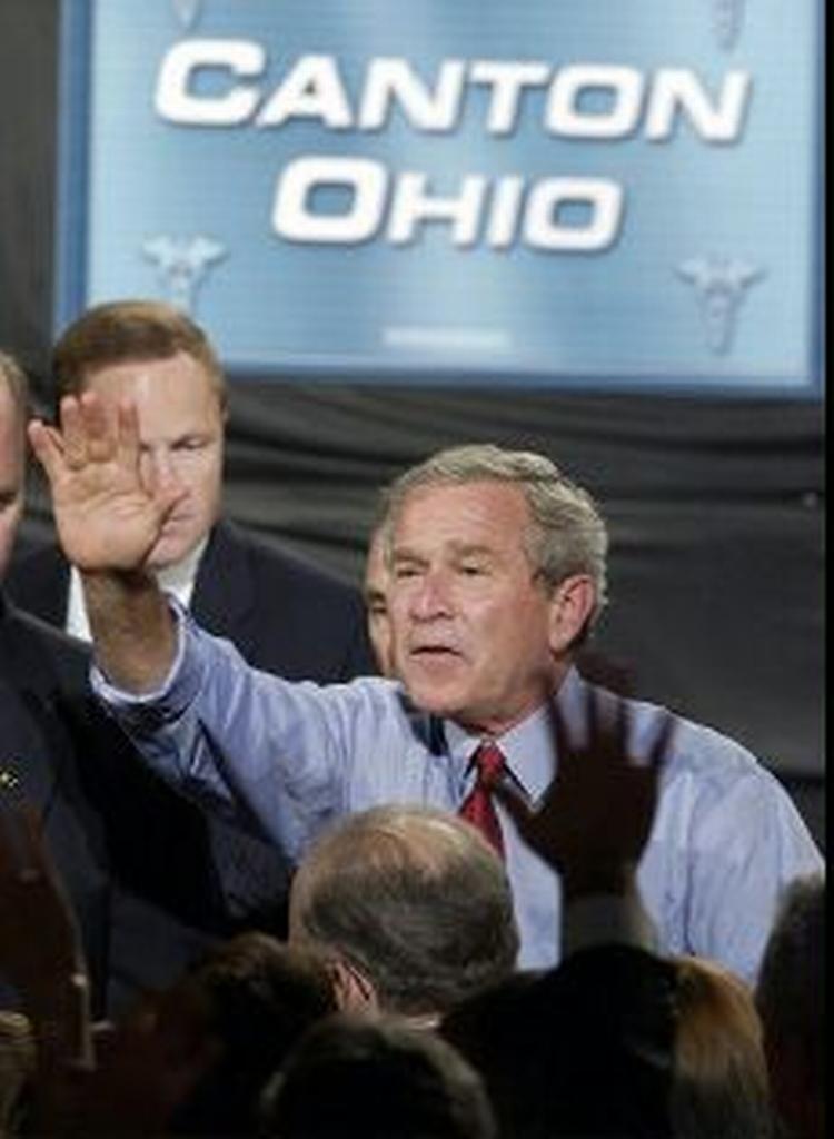 Bush er flink til at hilse på vælgerne i Ohio. Det samme er John Kerry, der har besøgt staten 20 gange indtil videre. - Foto: AP 